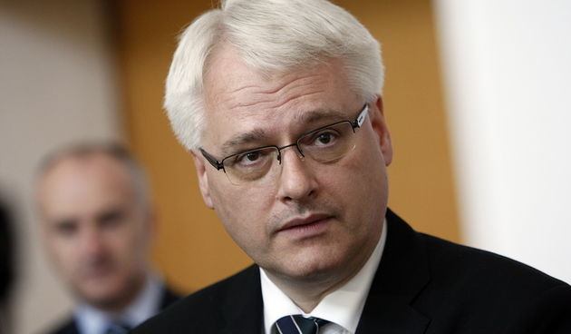 Zagreb, 280411.Ured Predsjednika.Predsjednik Republike Ivo Josipovic primio je pripadnike 3. gardijske brigade “Kune” u prigodi 20. obljetnice osnutka te im je tom prigodom urucio odlikovanja.Na slici: Predsjednik Josipovic daje izjavu za novinare.Fot