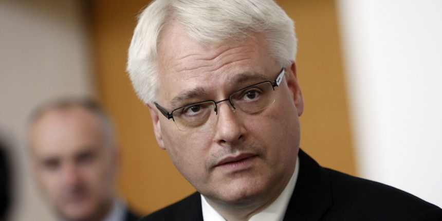 Zagreb, 280411.Ured Predsjednika.Predsjednik Republike Ivo Josipovic primio je pripadnike 3. gardijske brigade “Kune” u prigodi 20. obljetnice osnutka te im je tom prigodom urucio odlikovanja.Na slici: Predsjednik Josipovic daje izjavu za novinare.Fot