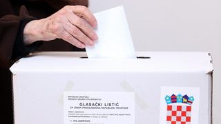 Gradjani na biralistima daju svoj glas u drugom krugu predsjednickih izbora jednom od dva kanditata, aktualnom predsjedniku Ivi Josipovicu i njegovoj protukandidatkinji Kolindi Grabar-Kitarovic. Photo: Goran Stanzl/PIXSELL Gradjani na biralistima daju svoj glas u drugom krugu predsjednickih izbora jednom od dva kanditata, aktualnom predsjedniku Ivi Josipovicu i njegovoj protukandidatkinji Kolindi Grabar-Kitarovic. Photo: Goran Stanzl/PIXSELL