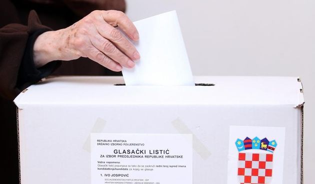 Gradjani na biralistima daju svoj glas u drugom krugu predsjednickih izbora jednom od dva kanditata, aktualnom predsjedniku Ivi Josipovicu i njegovoj protukandidatkinji Kolindi Grabar-Kitarovic. Photo: Goran Stanzl/PIXSELL