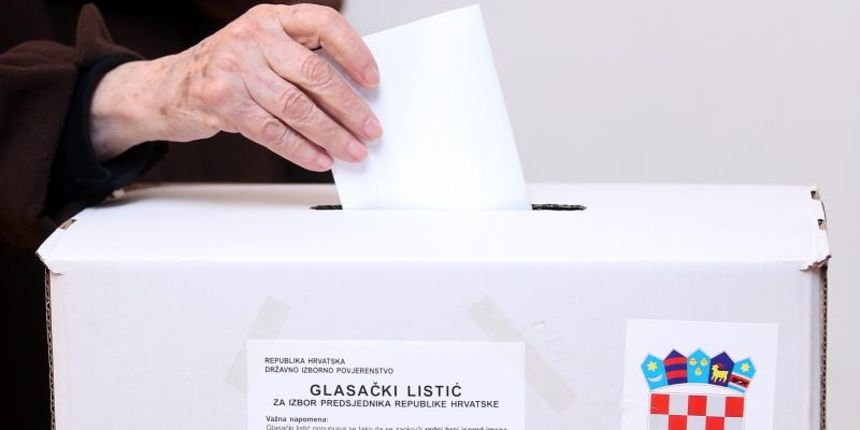 Gradjani na biralistima daju svoj glas u drugom krugu predsjednickih izbora jednom od dva kanditata, aktualnom predsjedniku Ivi Josipovicu i njegovoj protukandidatkinji Kolindi Grabar-Kitarovic. Photo: Goran Stanzl/PIXSELL