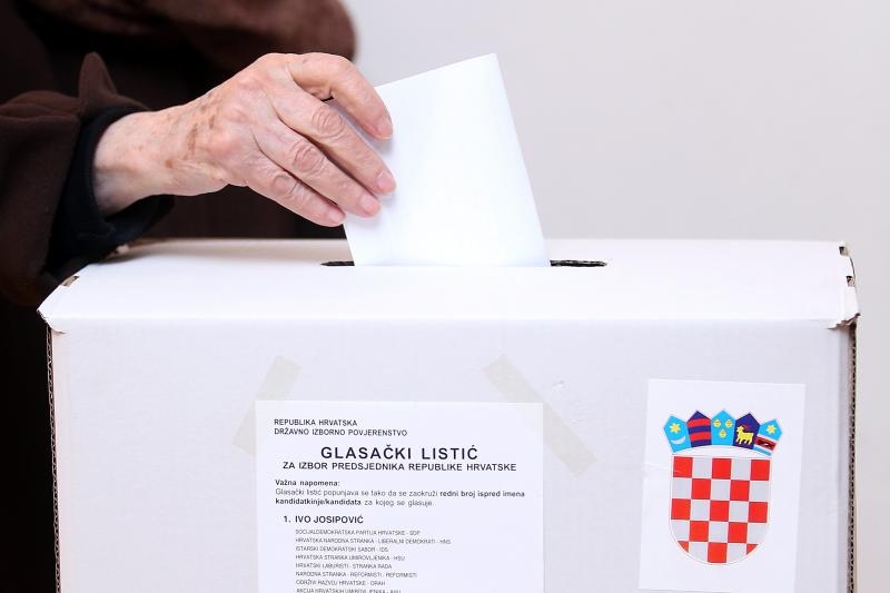 Gradjani na biralistima daju svoj glas u drugom krugu predsjednickih izbora jednom od dva kanditata, aktualnom predsjedniku Ivi Josipovicu i njegovoj protukandidatkinji Kolindi Grabar-Kitarovic. Photo: Goran Stanzl/PIXSELL Gradjani na biralistima daju svoj glas u drugom krugu predsjednickih izbora jednom od dva kanditata, aktualnom predsjedniku Ivi Josipovicu i njegovoj protukandidatkinji Kolindi Grabar-Kitarovic. Photo: Goran Stanzl/PIXSELL