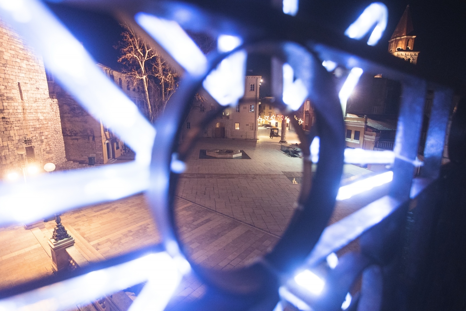 Građani na ulicama Zadra poštujući mjere dočekali 2021. godinu