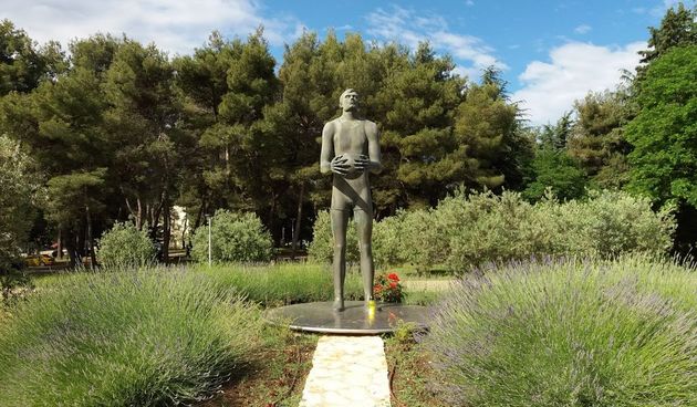 Krešimir Ćosić – spomenik