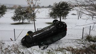 Vozač ozlijeđen prilikom slijetanja s ceste i prevrtanja na krov