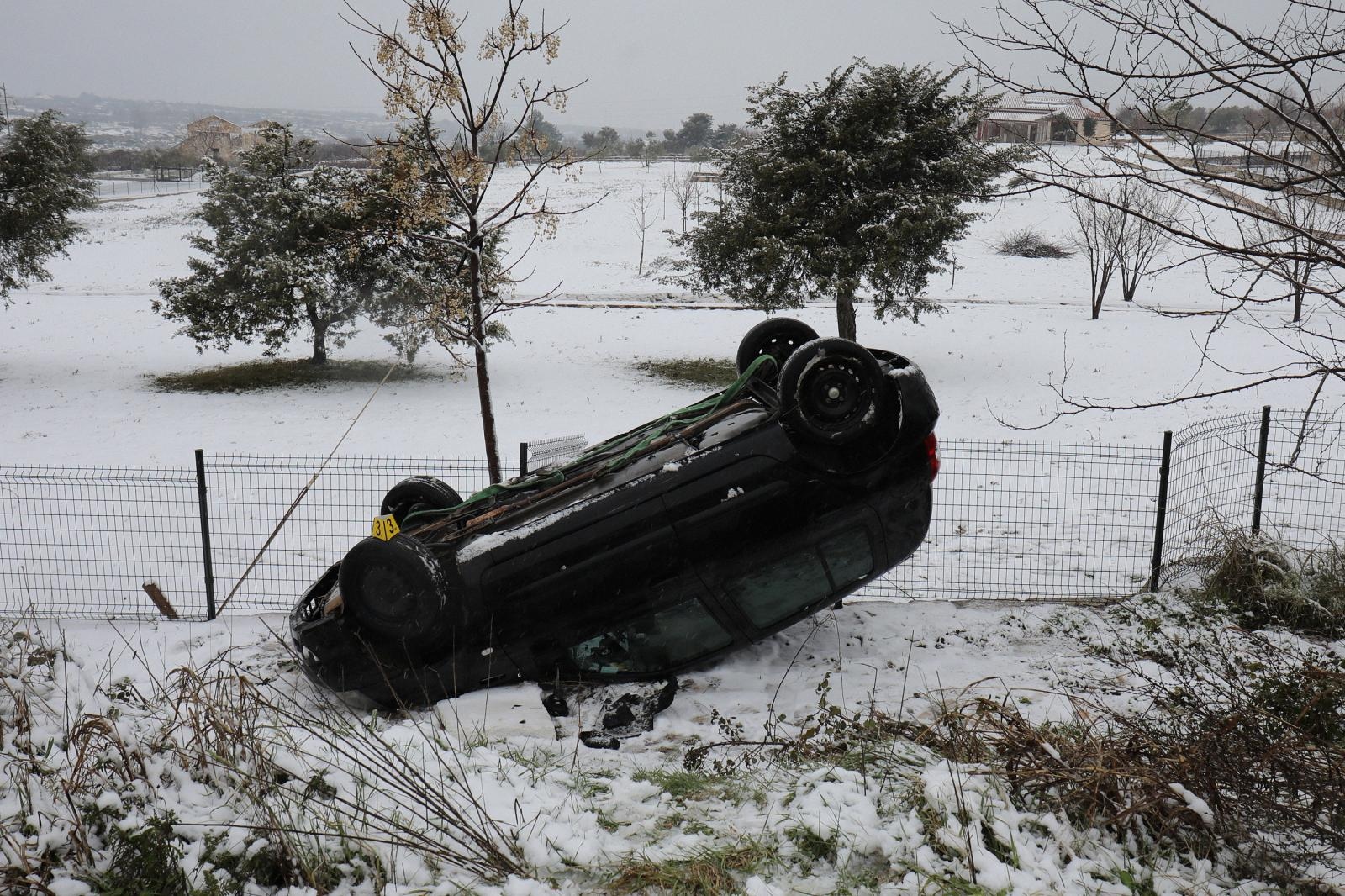 Vozač ozlijeđen prilikom slijetanja s ceste i prevrtanja na krov