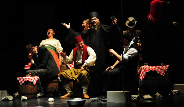 Zadar, 11.04.2013. snimio: Nenad Marčev 
dramska pretplata 
GRADSKO KAZALIŠTE MLADIH SPLIT 
Redatelj: Ivan Leo Lemo 
Krčma, alkar, duga 
po motivima pripovjedaka Dinka Šimunovića 
igraju:  Ana Gruica, Belmondo Miliša, Slavko Sobin, 
Ivo Perkušić,