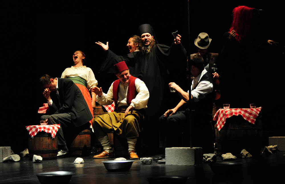 Zadar, 11.04.2013. snimio: Nenad Marčev
dramska pretplata
GRADSKO KAZALIŠTE MLADIH SPLIT
Redatelj: Ivan Leo Lemo
Krčma, alkar, duga
po motivima pripovjedaka Dinka Šimunovića
igraju: Ana Gruica, Belmondo Miliša, Slavko Sobin,
Ivo Perkušić, Zadar, 11.04.2013. snimio: Nenad Marčev
dramska pretplata
GRADSKO KAZALIŠTE MLADIH SPLIT
Redatelj: Ivan Leo Lemo
Krčma, alkar, duga
po motivima pripovjedaka Dinka Šimunovića
igraju: Ana Gruica, Belmondo Miliša, Slavko Sobin,
Ivo Perkušić,