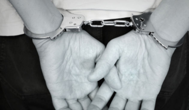 Uhićenje, lisice, uhićenik