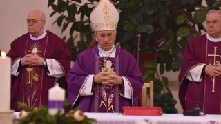 Kistanje: Zadarski nadbiskup Želimir Puljić blagoslovio relikvije sv. Nikole. Foto: Hrvoje Jelavić/PIXSELL Kistanje: Zadarski nadbiskup Želimir Puljić blagoslovio relikvije sv. Nikole. Foto: Hrvoje Jelavić/PIXSELL