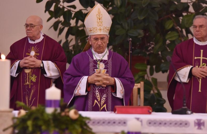 Kistanje: Zadarski nadbiskup Želimir Puljić blagoslovio relikvije sv. Nikole. Foto: Hrvoje Jelavić/PIXSELL Kistanje: Zadarski nadbiskup Želimir Puljić blagoslovio relikvije sv. Nikole. Foto: Hrvoje Jelavić/PIXSELL