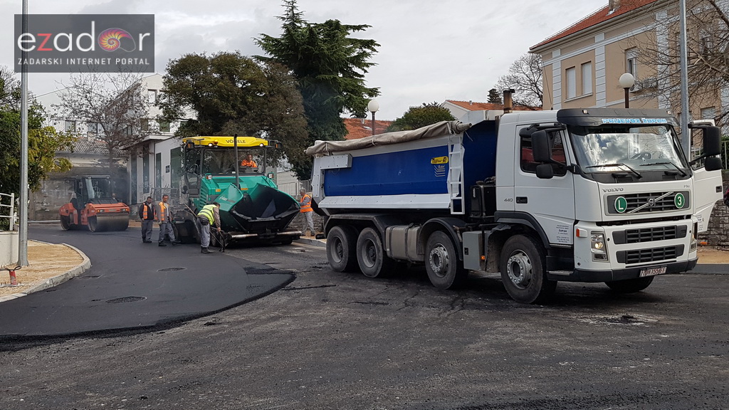 Na rekonstruirano križanje u Vruljici postavlja se završni sloj asfalta Na rekonstruirano križanje u Vruljici postavlja se završni sloj asfalta