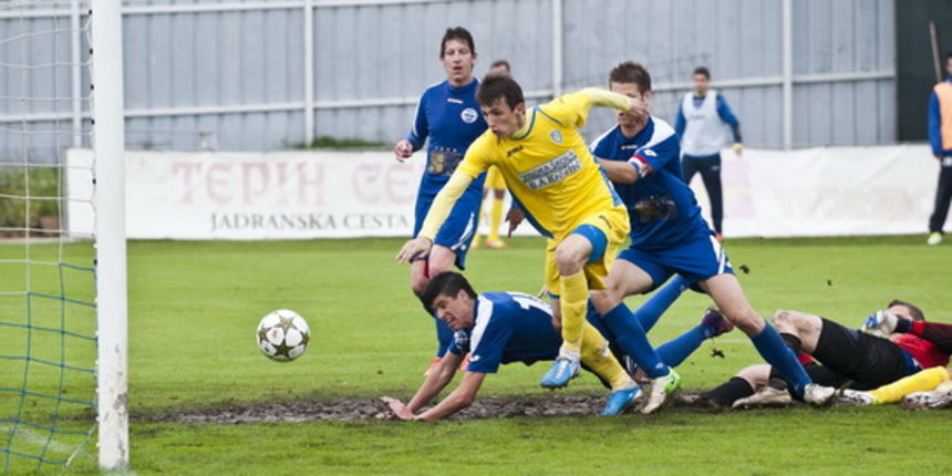 Zadar, 270413.
Stadion Stanovi.
1.HNL, 29. kolo utakmica Zadar – Inter.
Na fotografiji: Ante Budimir postize pogodak za 1:2.
Foto: Josko Ponos / CROPIX Zadar, 270413.
Stadion Stanovi.
1.HNL, 29. kolo utakmica Zadar – Inter.
Na fotografiji: Ante Budimir postize pogodak za 1:2.
Foto: Josko Ponos / CROPIX