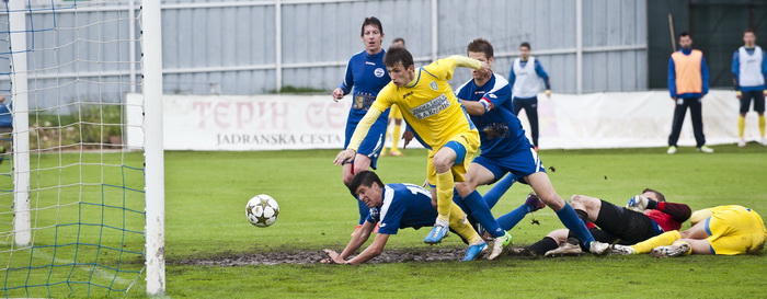 Zadar, 270413.
Stadion Stanovi.
1.HNL, 29. kolo utakmica Zadar – Inter.
Na fotografiji: Ante Budimir postize pogodak za 1:2.
Foto: Josko Ponos / CROPIX Zadar, 270413.
Stadion Stanovi.
1.HNL, 29. kolo utakmica Zadar – Inter.
Na fotografiji: Ante Budimir postize pogodak za 1:2.
Foto: Josko Ponos / CROPIX