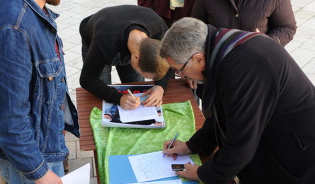Zadar, 101210.
Inicijativa gradjana Obrovca organizirala je na Narodnom trgu potpisivanje peticija protiv gradnje tvornice cementa kraj Obrovca.
Foto: Andrija Lucic / CROPIX