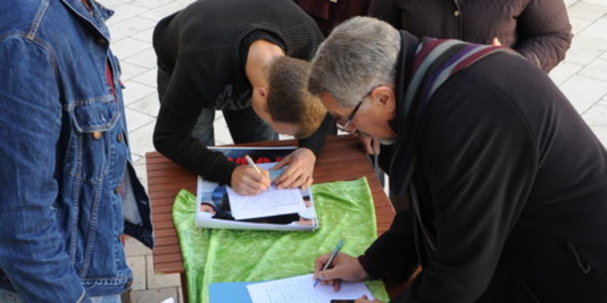 Zadar, 101210.
Inicijativa gradjana Obrovca organizirala je na Narodnom trgu potpisivanje peticija protiv gradnje tvornice cementa kraj Obrovca.
Foto: Andrija Lucic / CROPIX