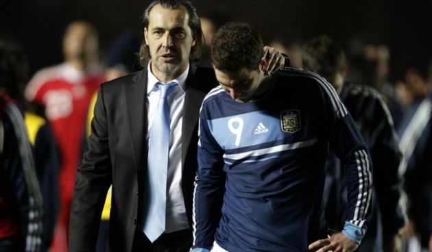 Sergio Batista (L) walks off the field with Gonzalo Higuain // Reuters