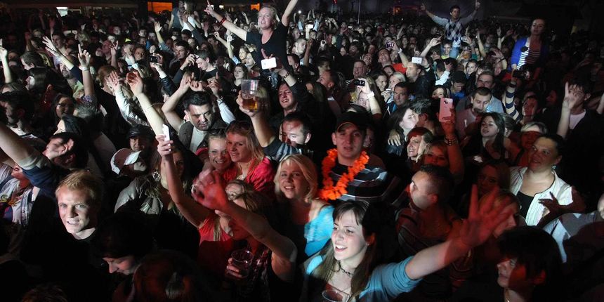 Sarajlije Halid Bešlić i Crvena jabuka priredili noć za pamćenje Sarajlije Halid Bešlić i Crvena jabuka priredili noć za pamćenje