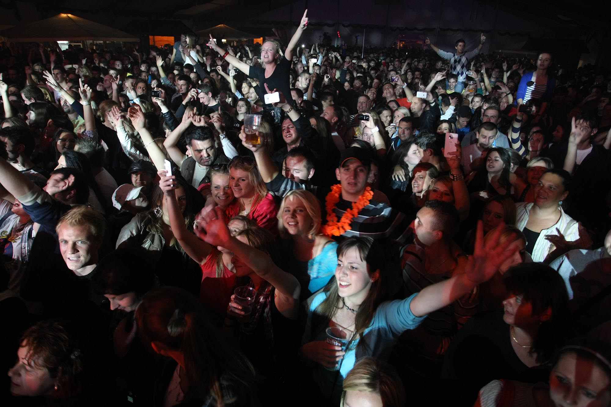 Sarajlije Halid Bešlić i Crvena jabuka priredili noć za pamćenje