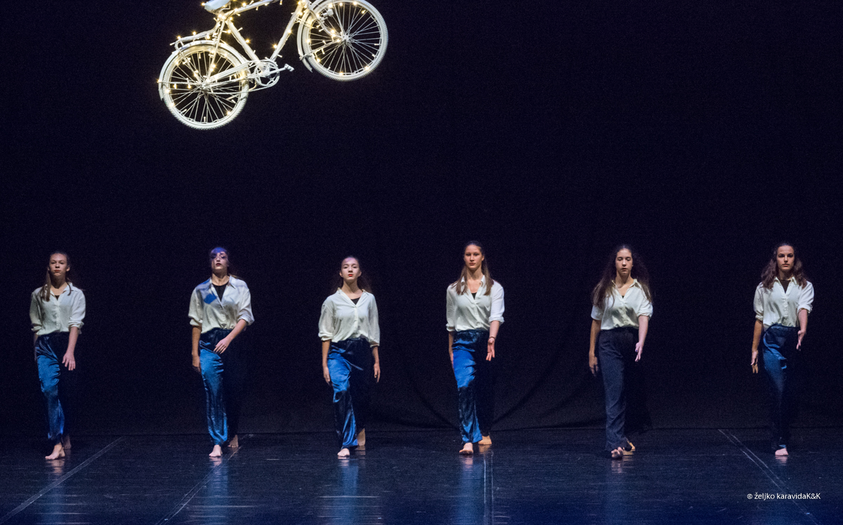 Božićna čestitka plesnog odjela Glazbene škole Blagoje Bersa