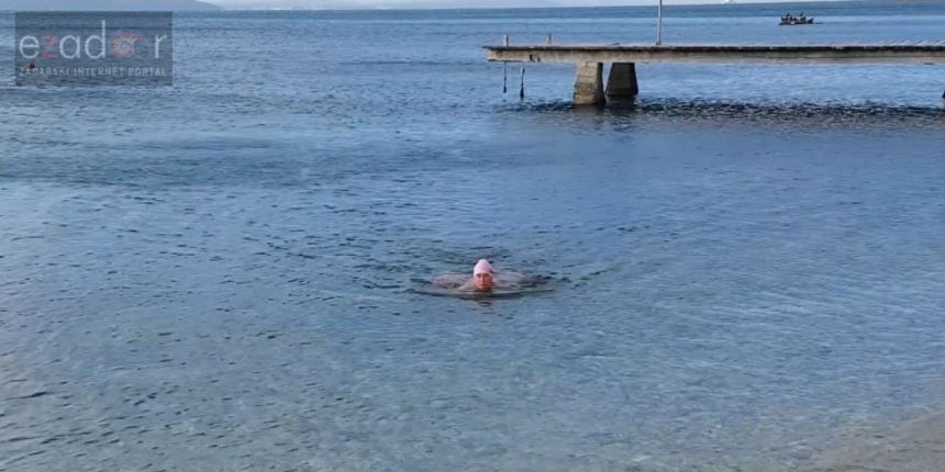 Anina Derković plivna na plaži Jadran