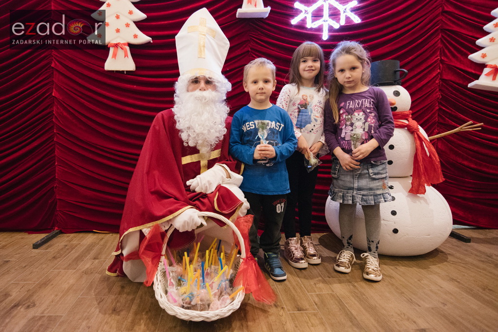 Sveti Nikola posjetio Supernova centar i razveselio mališane