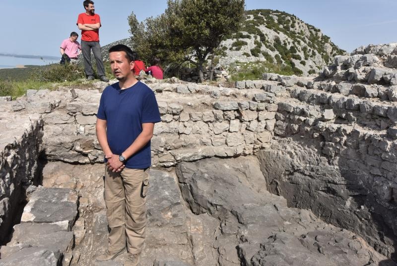 Park prirode Vransko jezero: Predstavljena pronađena utvrda iz 15. stoljeća s naoružanjem na brdu Osridak-Gradina. Foto: Hrvoje Jelavić/PIXSELL Park prirode Vransko jezero: Predstavljena pronađena utvrda iz 15. stoljeća s naoružanjem na brdu Osridak-Gradina. Foto: Hrvoje Jelavić/PIXSELL