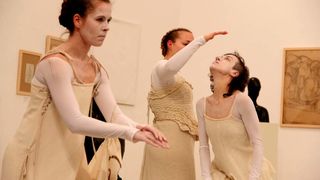 Glazbeno-plesni performans “Ona koja nosi”, foto: Iva Perinčić Glazbeno-plesni performans “Ona koja nosi”, foto: Iva Perinčić