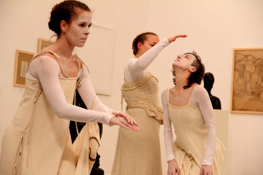 Glazbeno-plesni performans “Ona koja nosi”, foto: Iva Perinčić Glazbeno-plesni performans “Ona koja nosi”, foto: Iva Perinčić