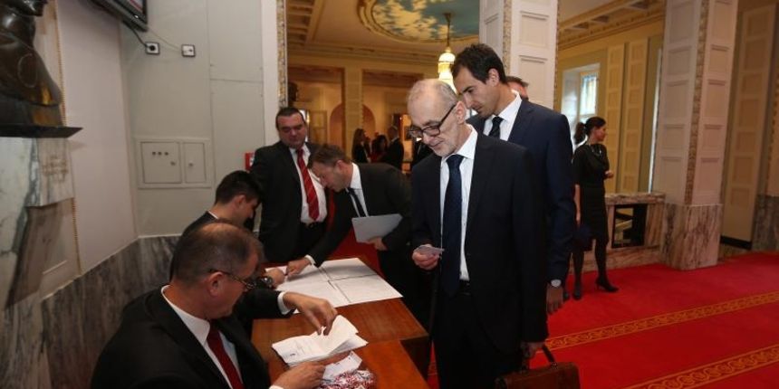Saborski zastupnici dolaze na prvu konstituirajucu sjednicu osmog saziva Hrvatskog sabora. Robert Podolnjak. Photo: Zeljko Lukunic/PIXSELL Saborski zastupnici dolaze na prvu konstituirajucu sjednicu osmog saziva Hrvatskog sabora. Robert Podolnjak. Photo: Zeljko Lukunic/PIXSELL