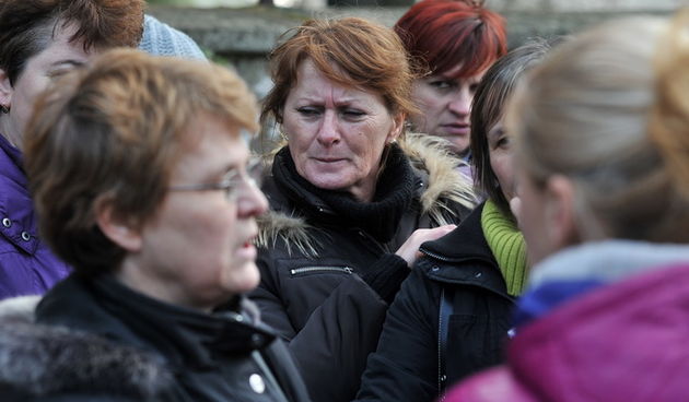 Zadar, 250113.
Radnice Adrije koje su stigle iz Benkovca i Knina novi vlasnici ne pustaju u prostor tvornice.
Na fotografiji: radnice pred vratima Adrije.
Foto: Luka Gerlanc / CROPIX