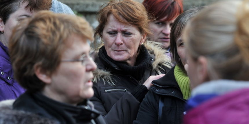 Zadar, 250113.
Radnice Adrije koje su stigle iz Benkovca i Knina novi vlasnici ne pustaju u prostor tvornice.
Na fotografiji: radnice pred vratima Adrije.
Foto: Luka Gerlanc / CROPIX