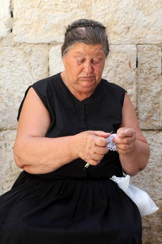 Paške čipkarice na djelu u izradi paške čipke, Foto: Luka Stanzl/PIXSELL