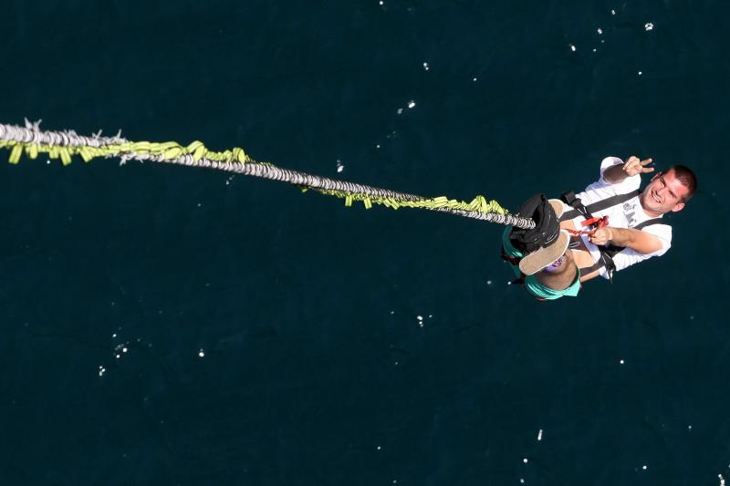 28.6.2014., Maslenica – Gimnasticar Marijo Moznik otvorio je sezonu bungee skokova s Maslenickog mosta. On je izveo dvostruki salto s uronom u more. Photo: Dino Stanin/PIXSELL