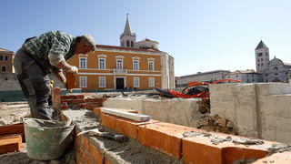 Zadar, 070410.
Pocelo betoniranje Foruma prema projektu uredjenja toga prostora. Poljana Ivana Pavla 2. do sada je sluzila kao parkiraliste. Za gradjevinske radove zaduzena je firma Ploter.
Foto: Jure Miskovic / CROPIX Zadar, 070410.
Pocelo betoniranje Foruma prema projektu uredjenja toga prostora. Poljana Ivana Pavla 2. do sada je sluzila kao parkiraliste. Za gradjevinske radove zaduzena je firma Ploter.
Foto: Jure Miskovic / CROPIX