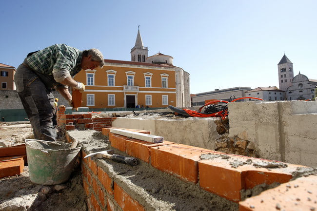 Zadar, 070410.
Pocelo betoniranje Foruma prema projektu uredjenja toga prostora. Poljana Ivana Pavla 2. do sada je sluzila kao parkiraliste. Za gradjevinske radove zaduzena je firma Ploter.
Foto: Jure Miskovic / CROPIX Zadar, 070410.
Pocelo betoniranje Foruma prema projektu uredjenja toga prostora. Poljana Ivana Pavla 2. do sada je sluzila kao parkiraliste. Za gradjevinske radove zaduzena je firma Ploter.
Foto: Jure Miskovic / CROPIX