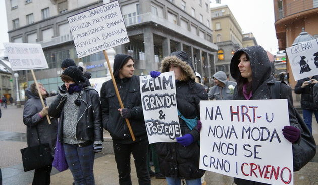 Zagreb, 220213.
Tristotinjak prosvjednika prosetalo je ulicama Zagreba u sklopu prosvjeda koji su organizirale skupine Occupy Croatia i Anonymous Hrvatska. U prosvjednoj setnji na nekoliko minuta zastali su uz zgrade Narodne banke, HDZ-a i SDP-a.
Na fotog