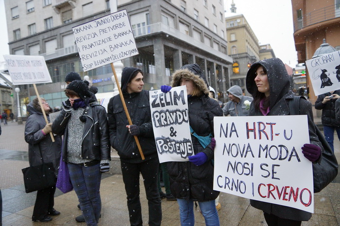 Zagreb, 220213.
Tristotinjak prosvjednika prosetalo je ulicama Zagreba u sklopu prosvjeda koji su organizirale skupine Occupy Croatia i Anonymous Hrvatska. U prosvjednoj setnji na nekoliko minuta zastali su uz zgrade Narodne banke, HDZ-a i SDP-a.
Na fotog Zagreb, 220213.
Tristotinjak prosvjednika prosetalo je ulicama Zagreba u sklopu prosvjeda koji su organizirale skupine Occupy Croatia i Anonymous Hrvatska. U prosvjednoj setnji na nekoliko minuta zastali su uz zgrade Narodne banke, HDZ-a i SDP-a.
Na fotog