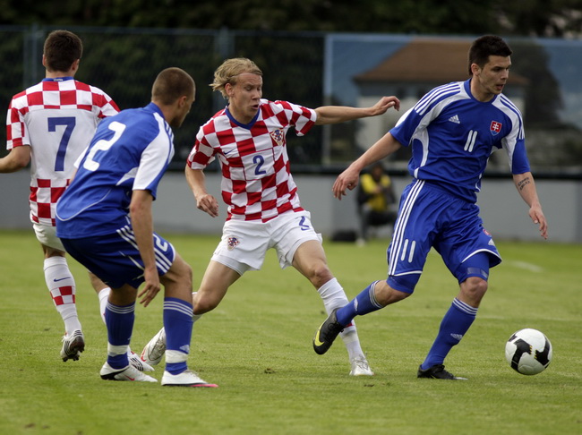 Varazdin, 190510.
Na gradskom stadionu u Varazdinu igra se kvalifikacijska utakmica za europsko prvenstvo U-21 izmedju reprezentacija Hrvatske i Slovacke.
Na slici: Domagoj Vida.
Foto: Zeljko Hajdinjak / CROPIX
