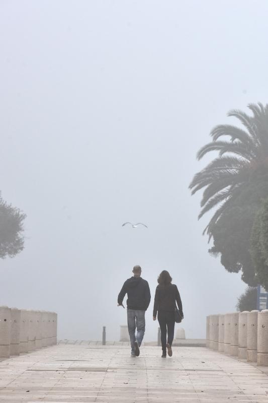 Zadar već treći dan okovan gustom maglom. Foto: Dino Stanin/Pixsell