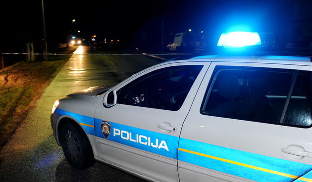 Zadar, 060111.
U selu Brisevu pokraj Zadra dogodila se prometna nesreca u kojoj je smrtno stradao biciklist na kojeg je naletio Fiat Punto. 
Na slici: ocevid je u tjeku.
Foto: Andrija Lucic / CROPIX