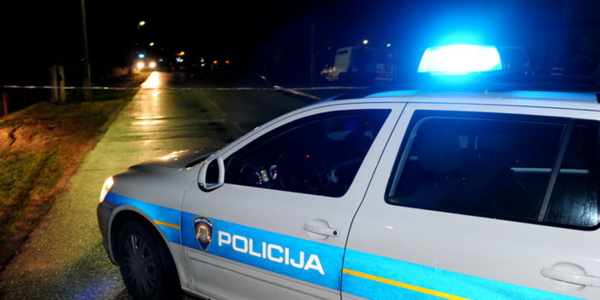 Zadar, 060111.
U selu Brisevu pokraj Zadra dogodila se prometna nesreca u kojoj je smrtno stradao biciklist na kojeg je naletio Fiat Punto. 
Na slici: ocevid je u tjeku.
Foto: Andrija Lucic / CROPIX