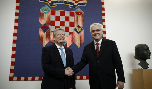 Zagreb, 071212.
Na poziv predsjednika Ive Josipovica, u dvodnevni sluzbeni posjet Hrvatskoj stigao je njemacki predsjednik Joachim Gauck. Predsjednik Josipovic priredio je svecani docek svom gostu u Uredu predsjednika na Pantovcaku.
Na fotografiji: Joachi