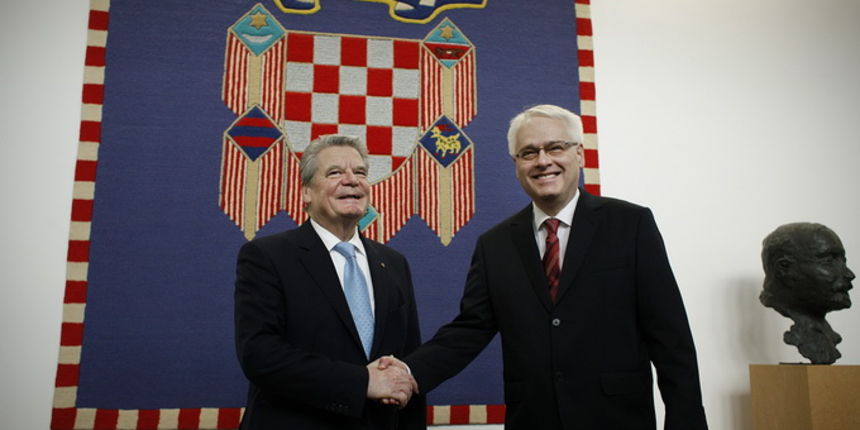 Zagreb, 071212.
Na poziv predsjednika Ive Josipovica, u dvodnevni sluzbeni posjet Hrvatskoj stigao je njemacki predsjednik Joachim Gauck. Predsjednik Josipovic priredio je svecani docek svom gostu u Uredu predsjednika na Pantovcaku.
Na fotografiji: Joachi Zagreb, 071212.
Na poziv predsjednika Ive Josipovica, u dvodnevni sluzbeni posjet Hrvatskoj stigao je njemacki predsjednik Joachim Gauck. Predsjednik Josipovic priredio je svecani docek svom gostu u Uredu predsjednika na Pantovcaku.
Na fotografiji: Joachi