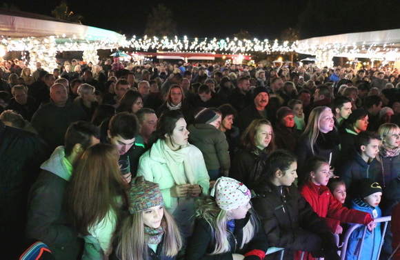 Virani 2016. godinu dočekali uz Lidiju Bačić, Leteći odred i spektakularan vatromet Virani 2016. godinu dočekali uz Lidiju Bačić, Leteći odred i spektakularan vatromet