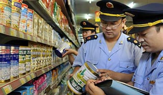 Kineska policija pregledava kontaminirano mljeko (Foto: Reuters)