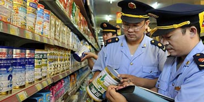 Kineska policija pregledava kontaminirano mljeko (Foto: Reuters) Kineska policija pregledava kontaminirano mljeko (Foto: Reuters)