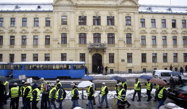 Zagreb, 220113.
Mihanoviceva.
Sindikat hrvatskih zeljeznicara odrzao je prosvjed zbog neisplate placa i teskog stanja u PRO-REG, tvrtki kceri HZ infrastukture kojim traze osim islate zaostalih placa i restukturiranje tvrtke i preuzimanje zaposlenih i ispl
