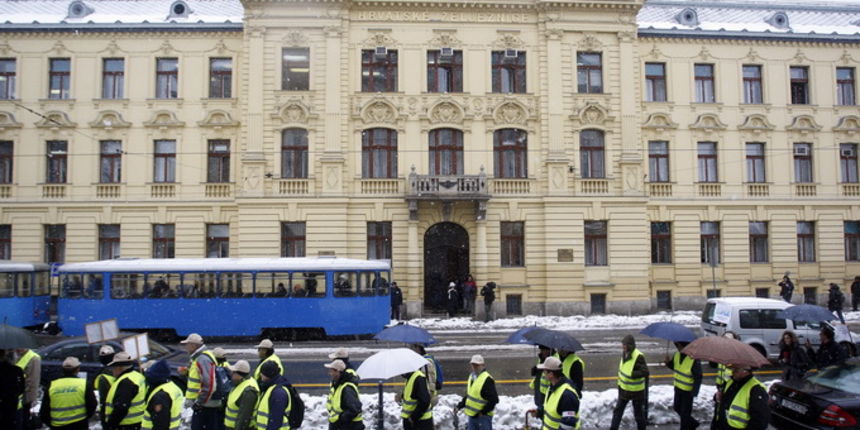 Zagreb, 220113.
Mihanoviceva.
Sindikat hrvatskih zeljeznicara odrzao je prosvjed zbog neisplate placa i teskog stanja u PRO-REG, tvrtki kceri HZ infrastukture kojim traze osim islate zaostalih placa i restukturiranje tvrtke i preuzimanje zaposlenih i ispl Zagreb, 220113.
Mihanoviceva.
Sindikat hrvatskih zeljeznicara odrzao je prosvjed zbog neisplate placa i teskog stanja u PRO-REG, tvrtki kceri HZ infrastukture kojim traze osim islate zaostalih placa i restukturiranje tvrtke i preuzimanje zaposlenih i ispl