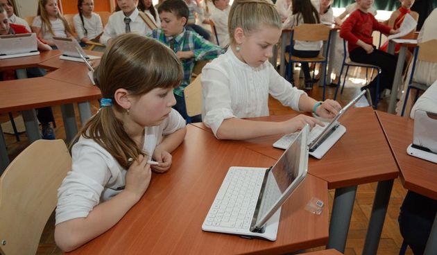 tablet tableti škola učenici učionica